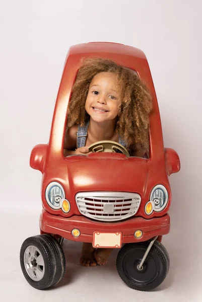 Aranyos Kislány Vezetés Gyerekek Elektromos Játék Autó Fehér Háttér — Stock Fotó