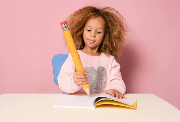 可爱的非洲裔美国小女孩的画像 画中带有淡淡的铅笔 在粉色背景下孤立 — 图库照片