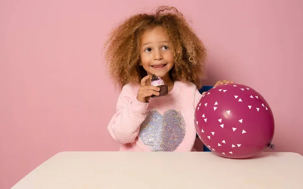 Sonriente Niña Belleza Con Pastel Cumpleaños Hecha Cinco Años Edad — Foto de Stock