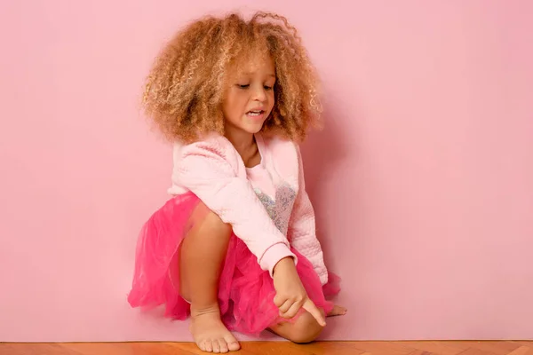 Retrato Una Linda Niña Con Pelo Rizado Usando Falda Rosa — Foto de Stock