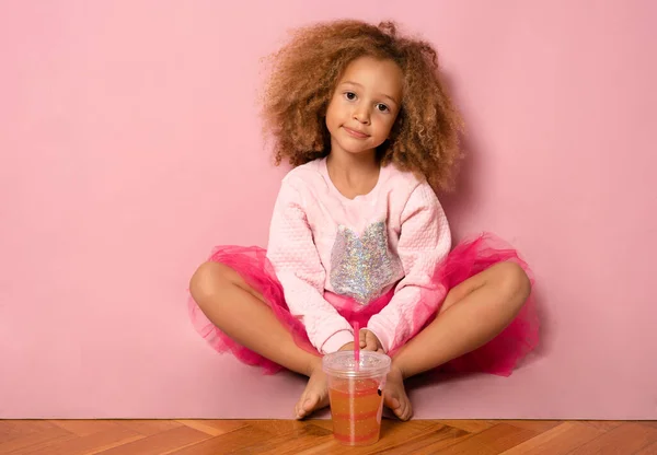 Niña Afroamericana Bebiendo Jugo Naranja Aislada Sobre Fondo Rosa — Foto de Stock