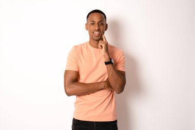 Genç adam beyaz arka planda izole olduğunu düşünüyor..