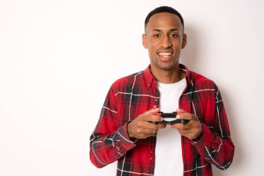 Video oyunu oynayan adam. Beyaz arkaplan üzerinde izole edilmiş video oyunu oynarken joystick kullanan mutlu genç adam.