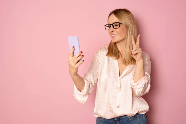 Mujer Feliz Bastante Joven Haciendo Selfie Teléfono Inteligente — Foto de Stock
