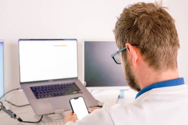 Bilgisayar Programcısı Ofisteki Bilgisayar Kodu Yazıyor