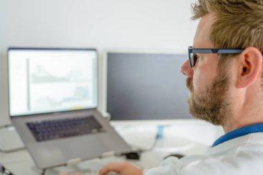 Bilgisayar Programcısı Ofisteki Bilgisayar Kodu Yazıyor