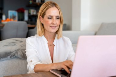 Mutlu Genç Güzel Kadın Laptop Kullanıyor, İçerde