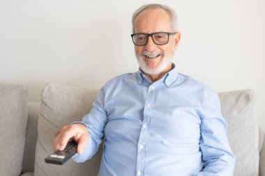 Evde kanepede otururken TV izlerken şişman komuta sizde. Sedanter yaşam kavramı