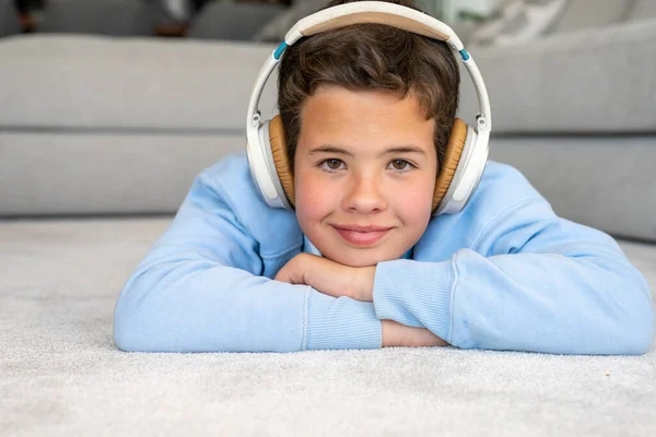 Barn Med Hörlurar Lyssnar Musik Söt Pojke Lyssnar Musik Hörlurar — Stockfoto