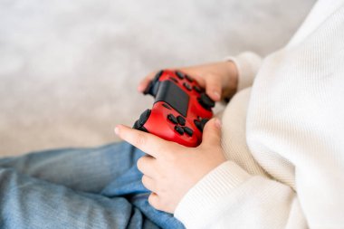 Joystick yakın plan Çocuk oyun konsolu oynuyor boş zamanlarında eğlence hafta sonları çocuklar için çocuk bilgisayar oyunları oynuyor.
