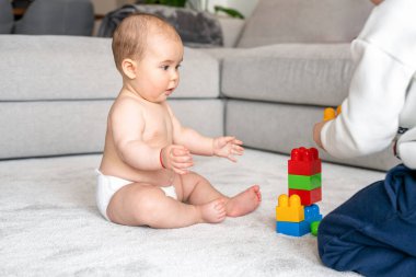 Bebek toddler renk oyuncakları evde oynarken veya kreş