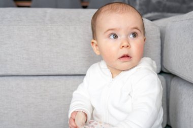 çocukluk, şişmesi ve insanlar kavramı - mutlu küçük bebek çocuk ya da evde katta oturan kız