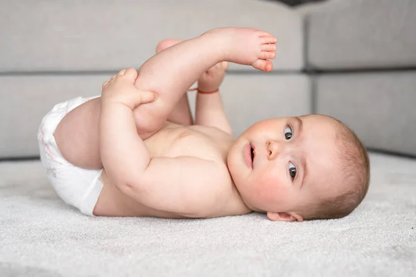 婴儿期和人的概念 快乐的小男孩或小女孩躺在家里的地板上 — 图库照片