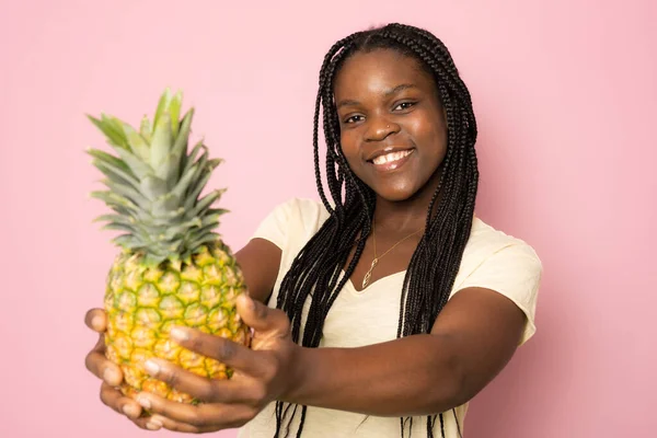 Młody Czarny Kobieta Śmiech Podczas Pozowanie Ananas Izolowane Różowy Tło — Zdjęcie stockowe