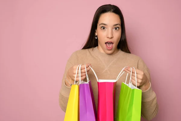 Alışveriş Yapan Kadın Pembe Arka Planda Izole Edilmiş Alışveriş Çantalarını — Stok fotoğraf