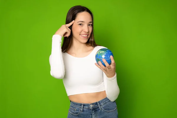 Aardrijkskunde Concept Kaukasische Jonge Vrouw Eco Activist Knuffelen Omarmen Aarde — Stockfoto