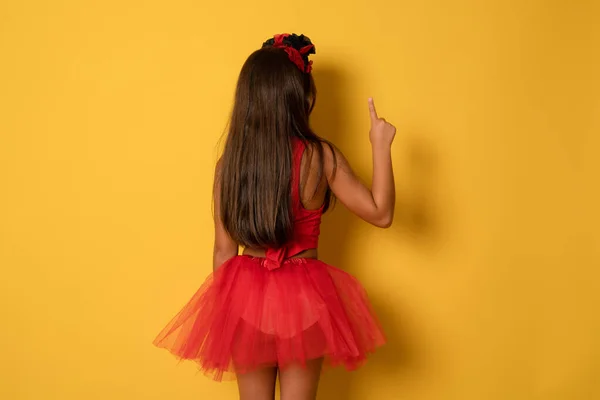 Vue Dos Petite Fille Costume Halloween Rouge Pointant Doigt Vers — Photo