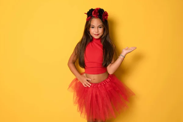 Linda Niña Sonriente Traje Halloween Rojo Que Muestra Producto Con —  Fotos de Stock