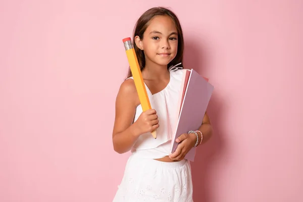Chica Sosteniendo Libro Pluma Volver Concepto Escuela Fondo Rosa Aislado —  Fotos de Stock