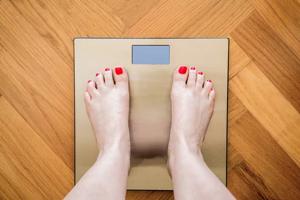 Perna Feminina Pisando Escalas Chão Close Mulher Balanças Casa Dieta — Fotografia de Stock