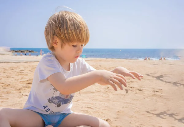 Bambino Ragazzo Che Gioca Nella Sabbia Onde Sulla Spiaggia — Foto Stock