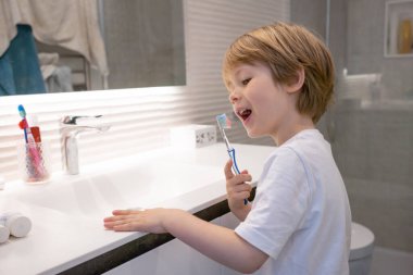 Banyoda Dişlerini fırçalıyor şirin yürümeye başlayan çocuk.