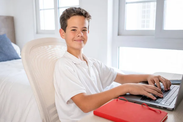 Bildung Kindheit Und Menschheitskonzept Glücklicher Studentenjunge Mit Laptop Hause — Stockfoto