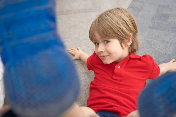 Little Boy Sitting Ground Park Outdoors — Stock Photo, Image