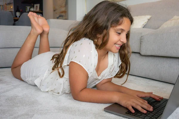 Piękna Szczęśliwa Dziewczynka Leżąca Dywanie Korzystająca Tabletu Cyfrowego Domu Dziecko — Zdjęcie stockowe