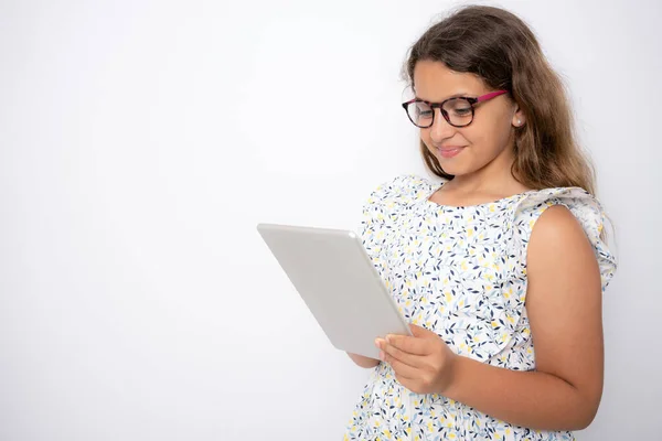 Piękna Dziewczynka Trzymająca Tabliczkę Rękach Uczenie Się Przez Internet Portret — Zdjęcie stockowe
