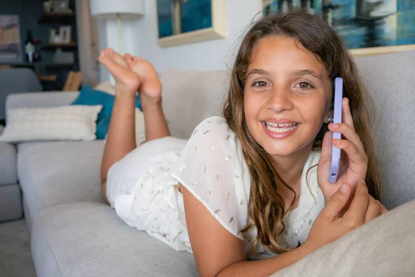 Ludzie Dzieci Technologii Komunikacji Koncepcja Zbliżenie Dziewczyna Uśmiechający Się Wzywając — Zdjęcie stockowe