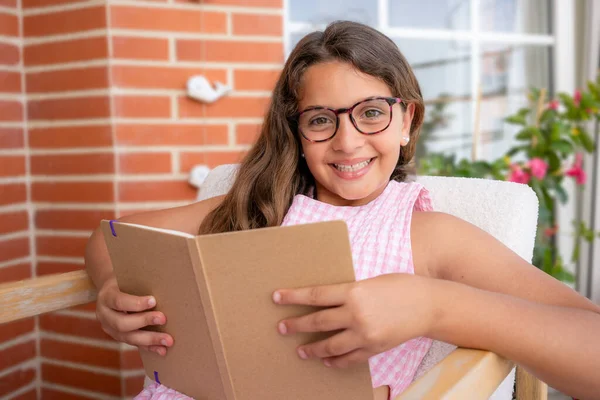 Kinder Bildungs Und Lernkonzept Kleines Studentenmädchen Liest Buch Hause — Stockfoto