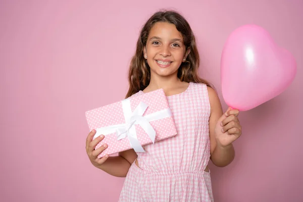 Snímek Šťastné Malé Dítě Dívka Stojící Izolované Nad Růžové Pozadí — Stock fotografie