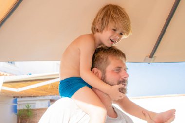 Babalar Günü. Baba ve oğlu bir yaz günü dışarıda birlikte oynuyorlar.