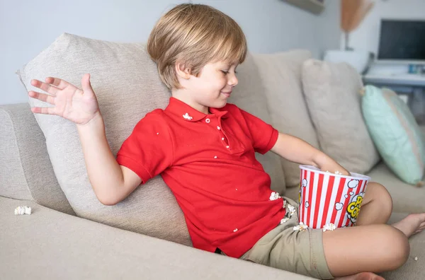 Młody Chłopiec Jedząc Popcorn Dzieląc Się Misą — Zdjęcie stockowe