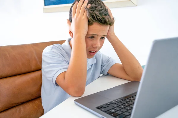 Стресований Хлопчик Підліток Навчається Ноутбуком Сидячи Столі Вдома — стокове фото