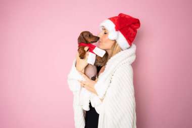 Noel Baba şapkalı güzel kız ve küçük köpek