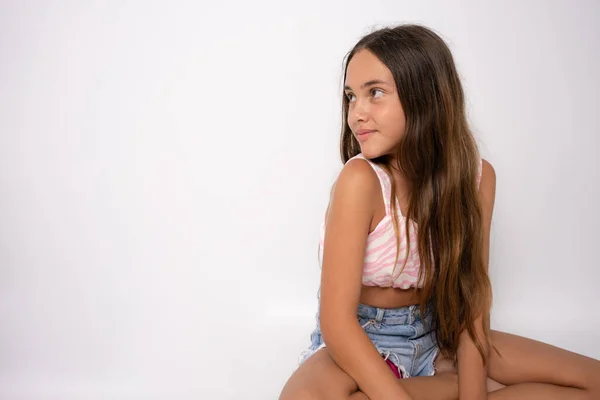 Junge Jährige Mädchen Sitzen Auf Bodenlehne Mit Einem Lächeln Die — Stockfoto