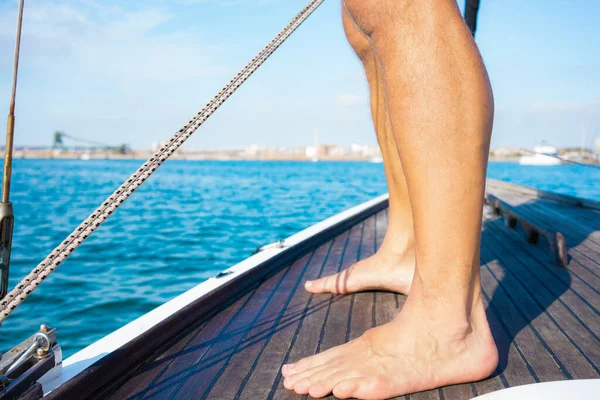 Primo Piano Delle Gambe Dell Uomo Una Barca — Foto Stock