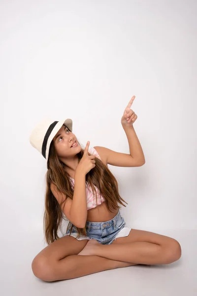 Menina Bonita Apontando Com Dedo Isolado Sobre Fundo Branco — Fotografia de Stock