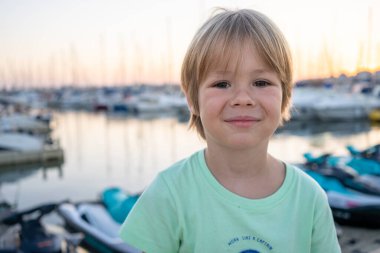 Yakışıklı küçük çocuk Dışarıdaki Çocuk Portresi