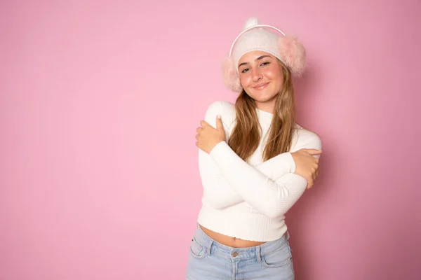 Jonge Mooie Blonde Vrouw Draagt Casual Winterkleding Roze Achtergrond Omhelst — Stockfoto