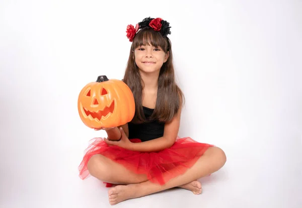 Linda Niña Tendida Suelo Traje Halloween Sosteniendo Una Calabaza Aislada — Foto de Stock