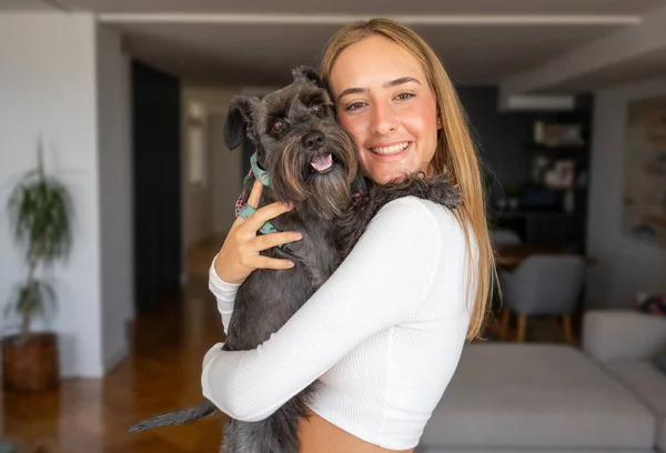 Dospívající Dívka Objímající Schnauzer Pes Doma — Stock fotografie