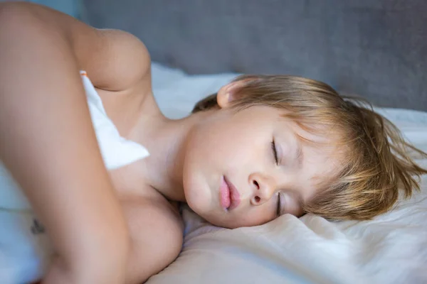 Porträtt Sovande Liten Pojke Med Gyllene Hår Vit Säng Stockfoto