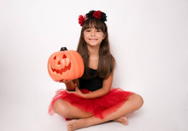 Cadı kostümlü ve makyajlı mutlu küçük kız Cadılar Bayramı kutlamasında eğleniyor.