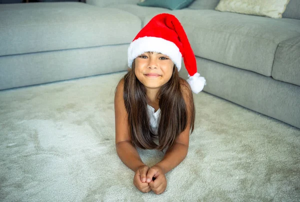 Cute Girl Kapeluszem Santa Leży Dywanie Domu Korzystających Święta Bożego — Zdjęcie stockowe
