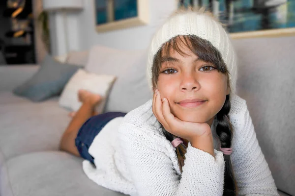 Kanepede Uzanmış Akıllı Telefon Kullanan Kışlık Giysili Küçük Kız — Stok fotoğraf