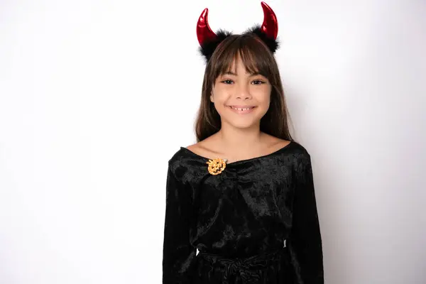 Хэллоуин Праздник Детство Улыбающаяся Девушка Черном Костюме Красные Рога Дьявола — стоковое фото