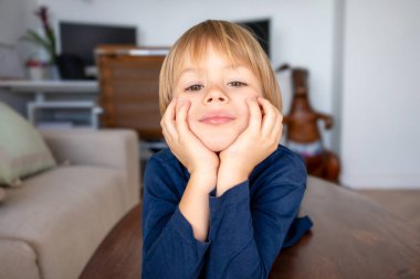 Çocuk masaya uzanır ve rüya görür. Bir çocuğun duyguları. Portre.